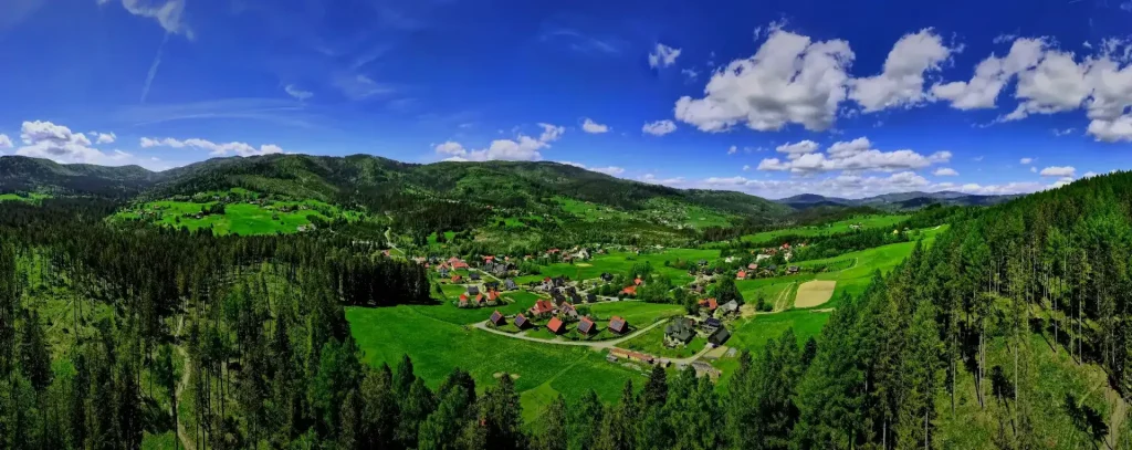 Domki w górach w Soblówce w Beskidzie Żywieckim z widokiem na panoramę gór