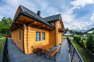 Taras przy apartamencie w górach w Beskidzie Żywieckim z widokiem na okolicę