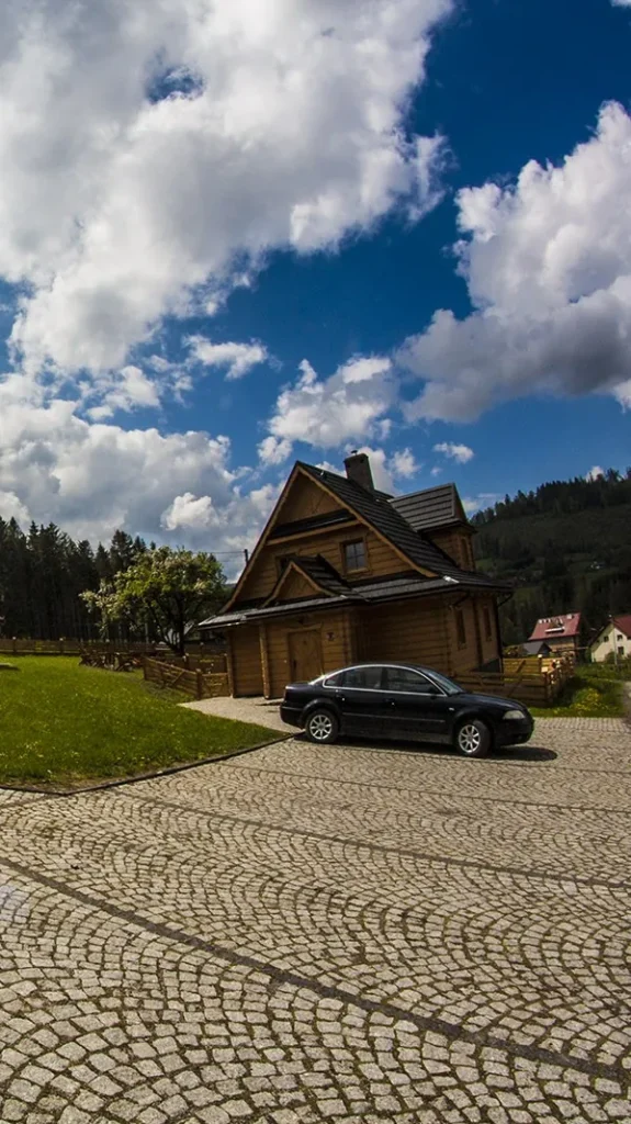 Drewniany domek w górach w Soblówce z widokiem na Beskid Żywiecki – spokojne miejsce na wypoczynek