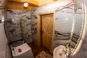 Nowoczesna łazienka w apartamencie w Beskidzie Żywieckim z prysznicem i pralką