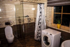 Łazienka w dużym domku w górach z prysznicem i pralką – Beskid Żywiecki noclegi