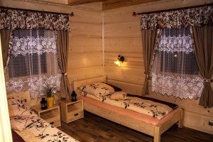 Sypialnia z dwoma pojedynczymi łóżkami w dużym domku w górach – Beskid Żywiecki