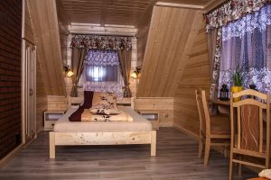 Sypialnia w dużym domku w górach – wygodne łóżko i przytulne wnętrze Beskid Żywiecki