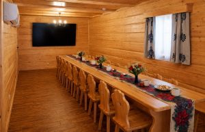 Sala spotkań z telewizorem i dużym stołem dla rodzin oraz grup – Domy w Górach